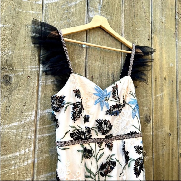 🌿 Cream Showstopper Embroidered Sequin Bodycon Midi Dress 🌿 - Picture 10 of 11